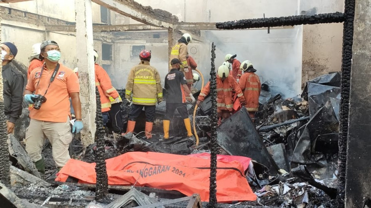 Lima Korban Tewas Kebakaran Rumah Tambora Jakbar Satu Keluarga, Dua di Antaranya Anak-Anak
            - galeri foto