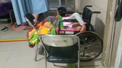 Pasien Dirawat dan Tidur di Kursi Roda Semalaman, Videonya Viral