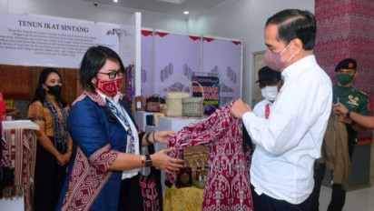 Presiden Jokowi Beli Jaket Bomber Bermotif Khas Dayak Sintang