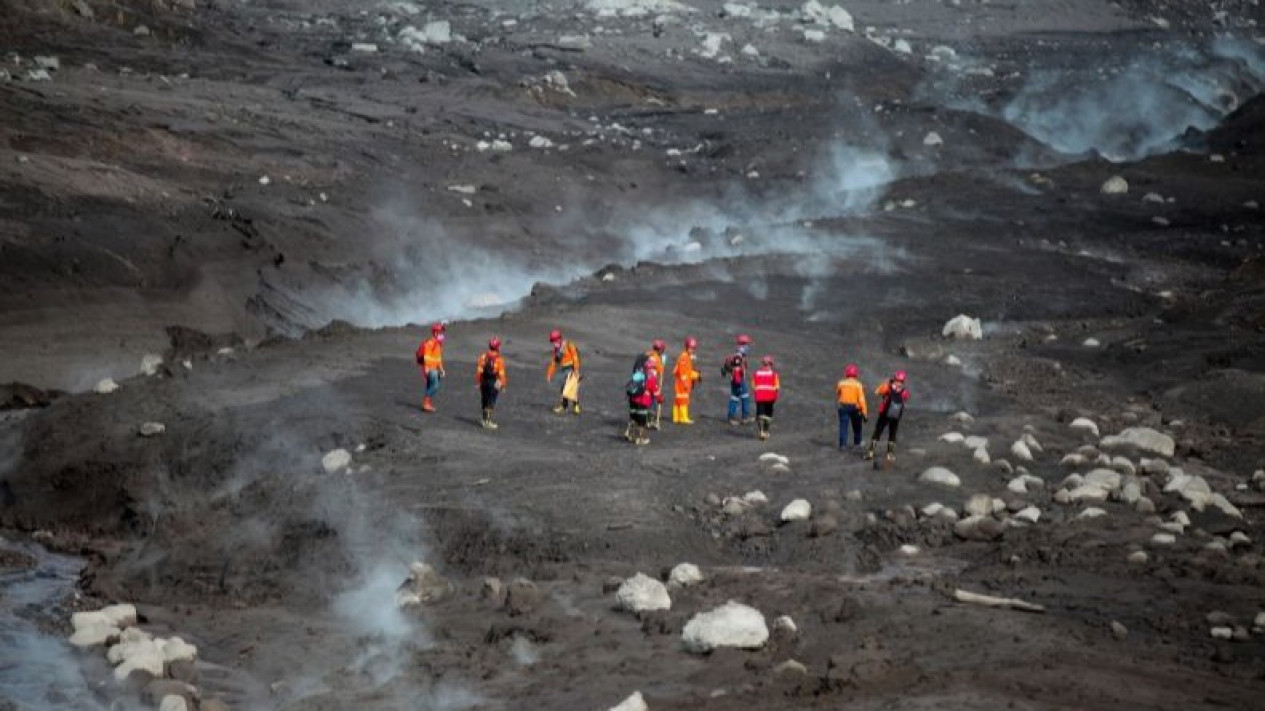 Ada Awan Panas Guguran, Evakuasi Korban di Curah Kobokan Stop Sementara
            - galeri foto
