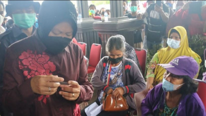 Mensos Risma Saksikan Pencairan Bansos PKH dan BPNT