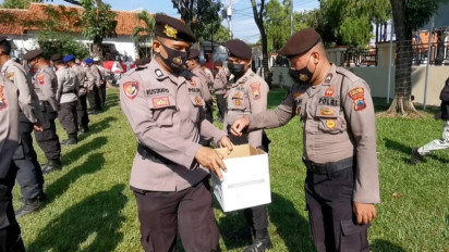 Personil Polres Pemalang Sholat Gaib dan Sisihkan Rejeki untuk Korban Semeru