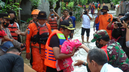 Terjebak Banjir, Bayi Usia 9 Hari Berhasil Dievakuasi