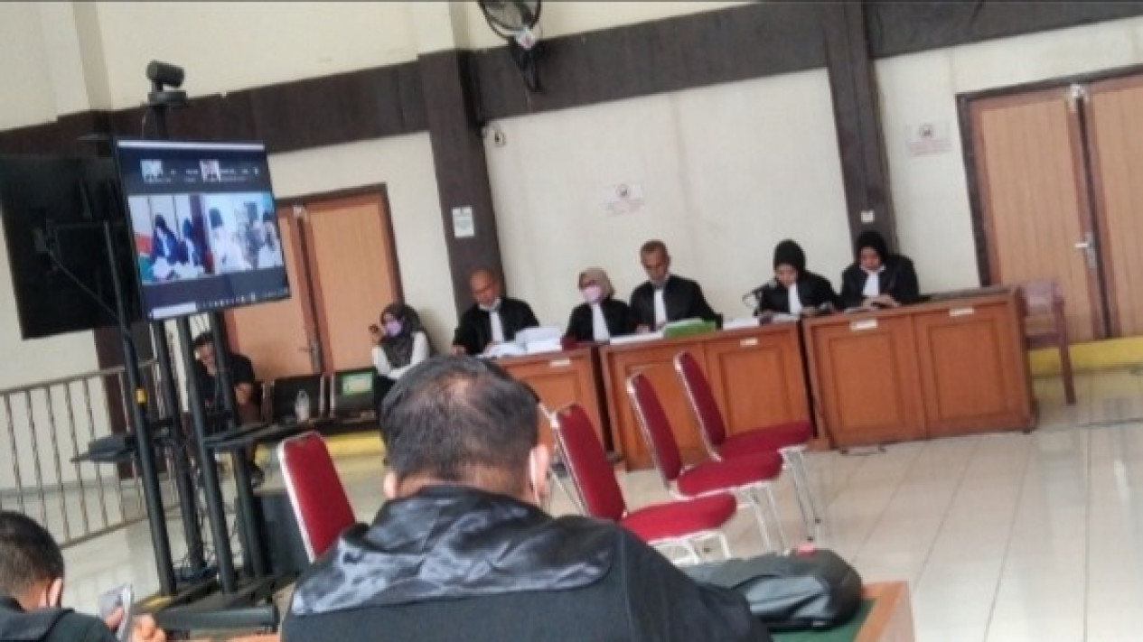 JPU Tuntut Terdakwa Mukti Sulaiman 10 Tahun dan Ahmad Nasuhi 15 Tahun Penjara Dugaan Korupsi Mesjid Sriwijaya
            - galeri foto