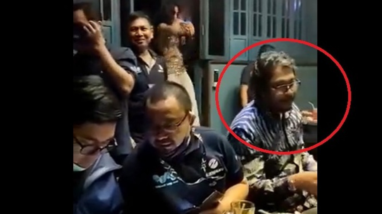 Direksi TransJakarta Rapat sambil Nonton Tari Perut, Netizen: Pantes Kecelakaan Terus
            - galeri foto