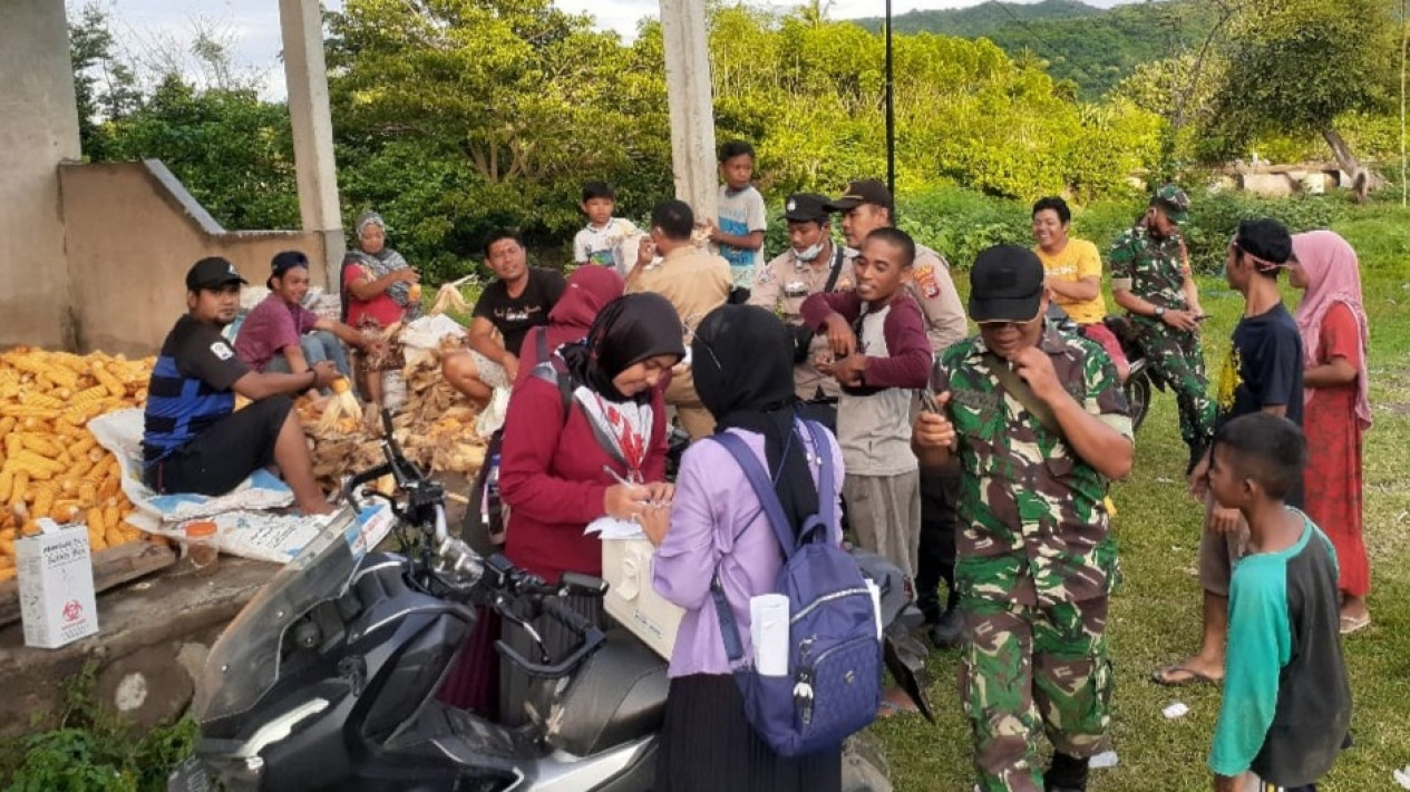 Percepatan Vaksinasi Berbasis Desa Tim Vaksinator Gelar Vaksin Dari Rumah ke Rumah Hingga Tempat Kerja Petani Jagung
            - galeri foto