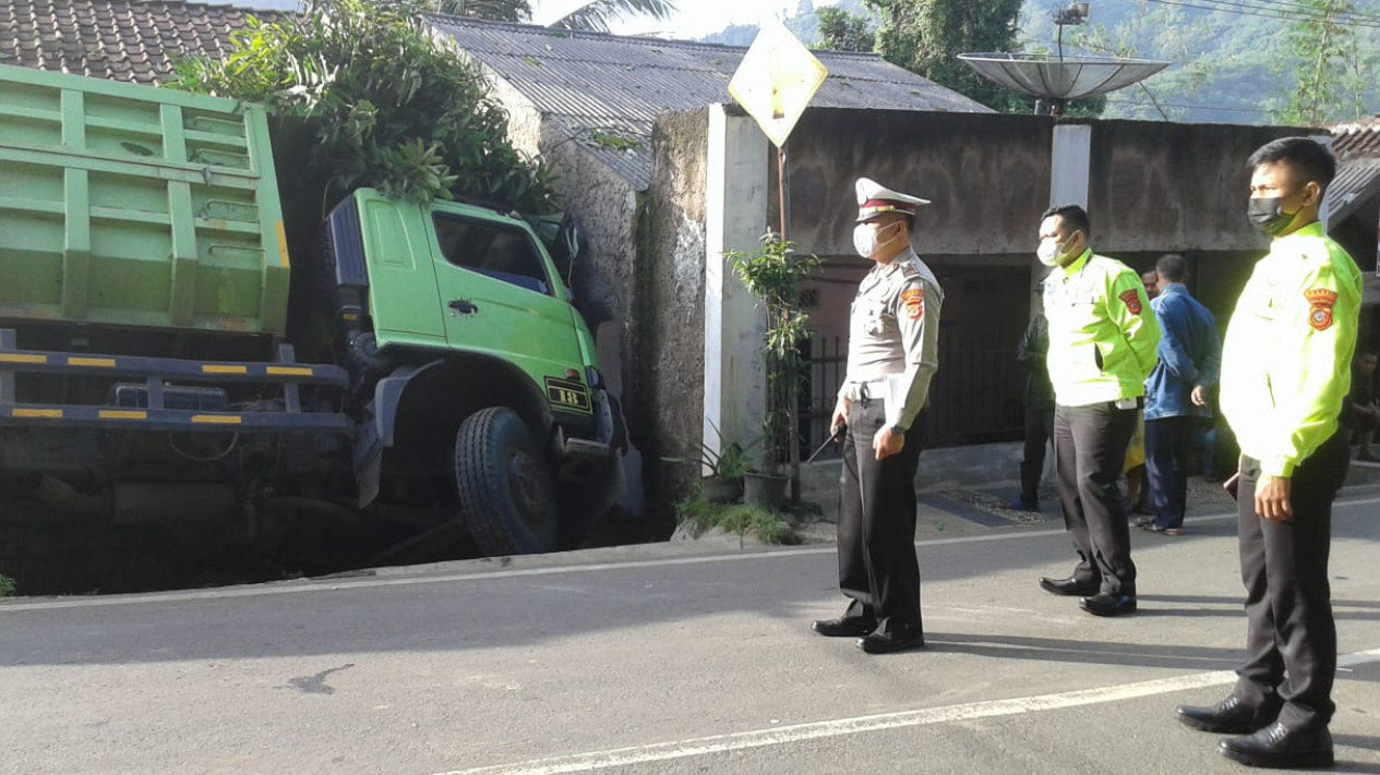 Dump Truck Terguling, 2 Orang Terluka dan 3 Rumah Rusak
            - galeri foto