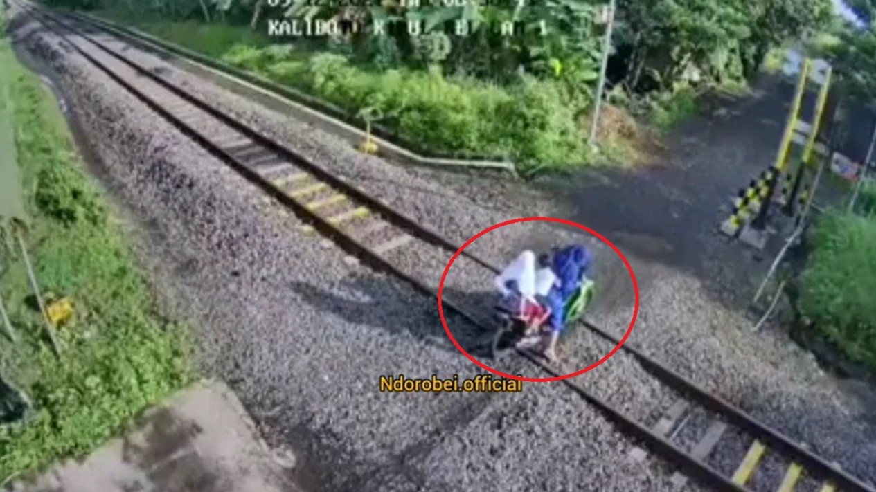 Bukan Mistis, Ini Penjelasan Ilmiah Mengapa Kendaraan Mogok di Rel KA
            - galeri foto