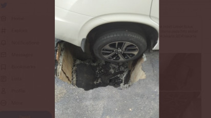 Mobil Ketua DPP PSI Isyana Bagoes Oka Terperosok Sumur Resapan di Bona Indah Lebak Bulus