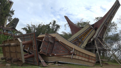 Diterjang Angin Puting Beliung, 3 Lumbung Padi Ambruk dan 1 Rumah Adat Toraja Rusak Parah.  