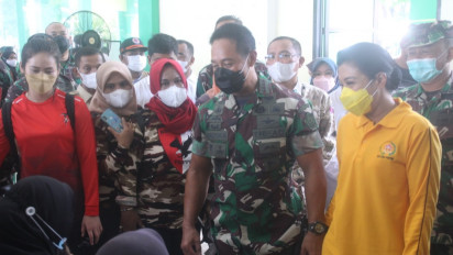 Panglima TNI Andika Perkasa Tinjau Vaksinasi Massal di Ternate