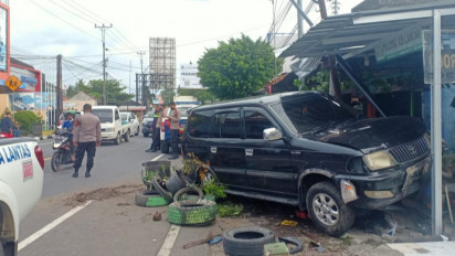 Minibus Seruduk Kios Tambal Ban di Kulon Progo, Dua Orang Terluka
