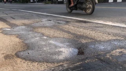 Solar Berceceran Sejumlah Kendaraan Bermotor Berjatuhan