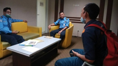 Lagi!! Petugas Kebersihan Bandara Internasional Soetta Serahkan Dompet Berisi Ribuan Dolar Amerika Serikat ke Petugas