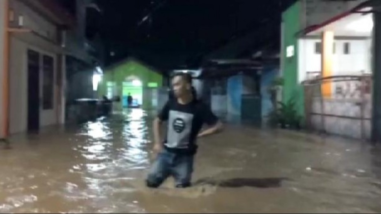 Banjir Rendam Beberapa Wilayah di Bandar Lampung dan Seorang Bocah Hanyut
            - galeri foto