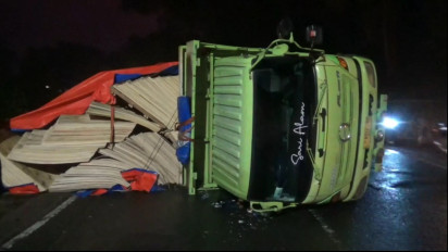 Truk Pengangkut Kayu Triplek Terguling dan Nyaris Timpa Mobil di Kawasan Cadas Pangeran