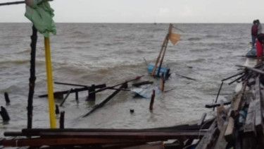 Diterjang Ombak, Rumah Warga Suku Laut rusak Parah