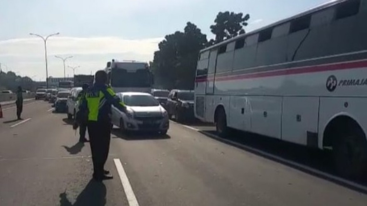 Ada Kecelakaan di KM54, Lalu Lintas Tol Jakarta Cikampek Macet Panjang
            - galeri foto