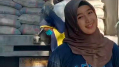 Viral! Sekeluarga Cantik Jadi Buruh Angkut Semen Di Pinrang