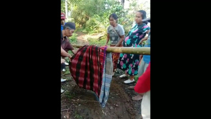 Gegara Jalan Rusak, Seorang Ibu Hamil Ditandu Sejauh Tiga Kilometer
