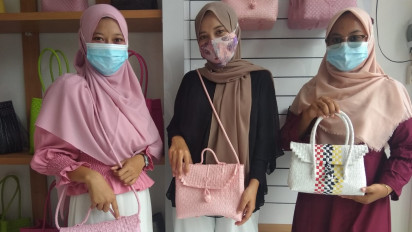Tas Cantik Bahan Plastik Daur Ulang Buatan Pati Tembus Pasar Mancanegara