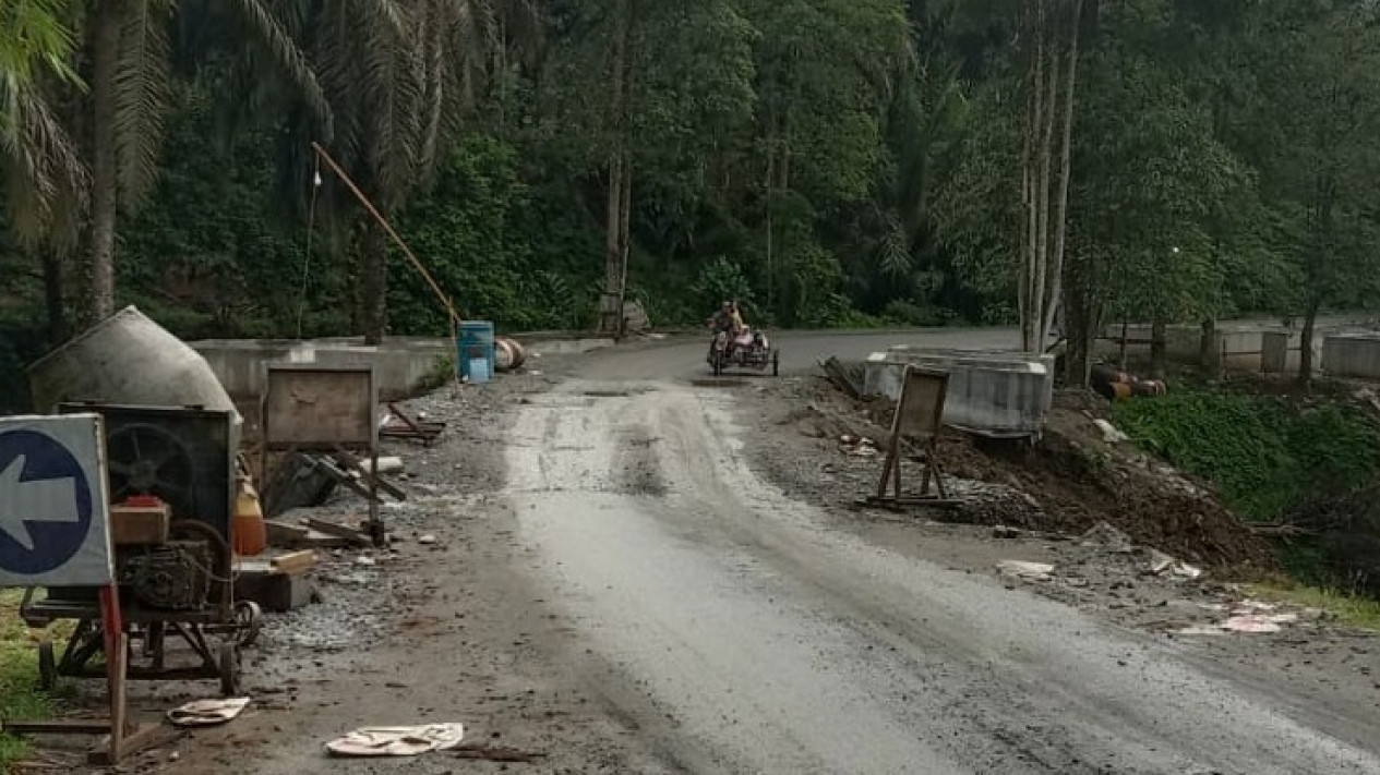 Perbaikan Jalan Longsor, Jalur Wisata Bukit Lawang Langkat Dialihkan 
            - galeri foto