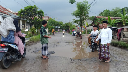 Ruas Jalan Kabupaten Brebes Rusak Parah, Ancam Keselamatan Pengendara