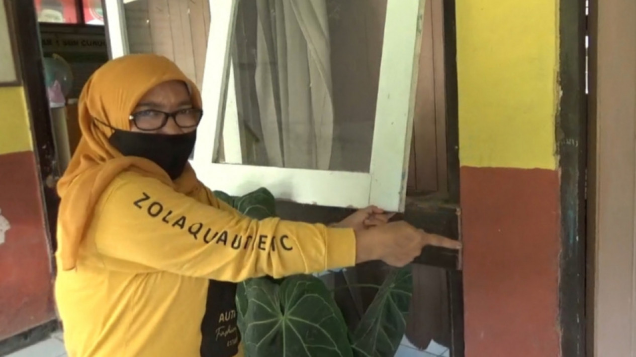 Duh! Dua Sekolah Dasar di Karawang Dibobol Maling
            - galeri foto