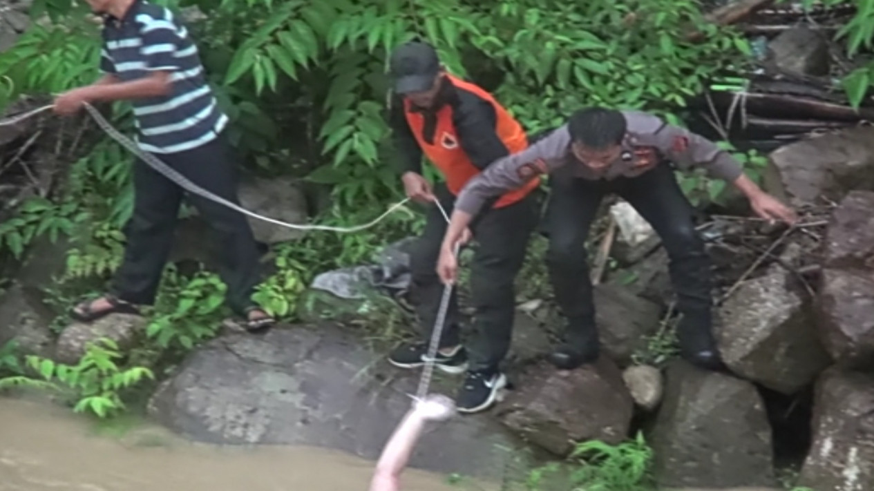 Evakuasi Jasad Korban Mobil Masuk Jurang Berlangsung Dramatis
            - galeri foto