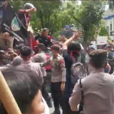Demo Tuntut Mafia Tanah di Depan PN Makale Ricuh, Polisi dan Massa Aksi Terlibat Saling Serang