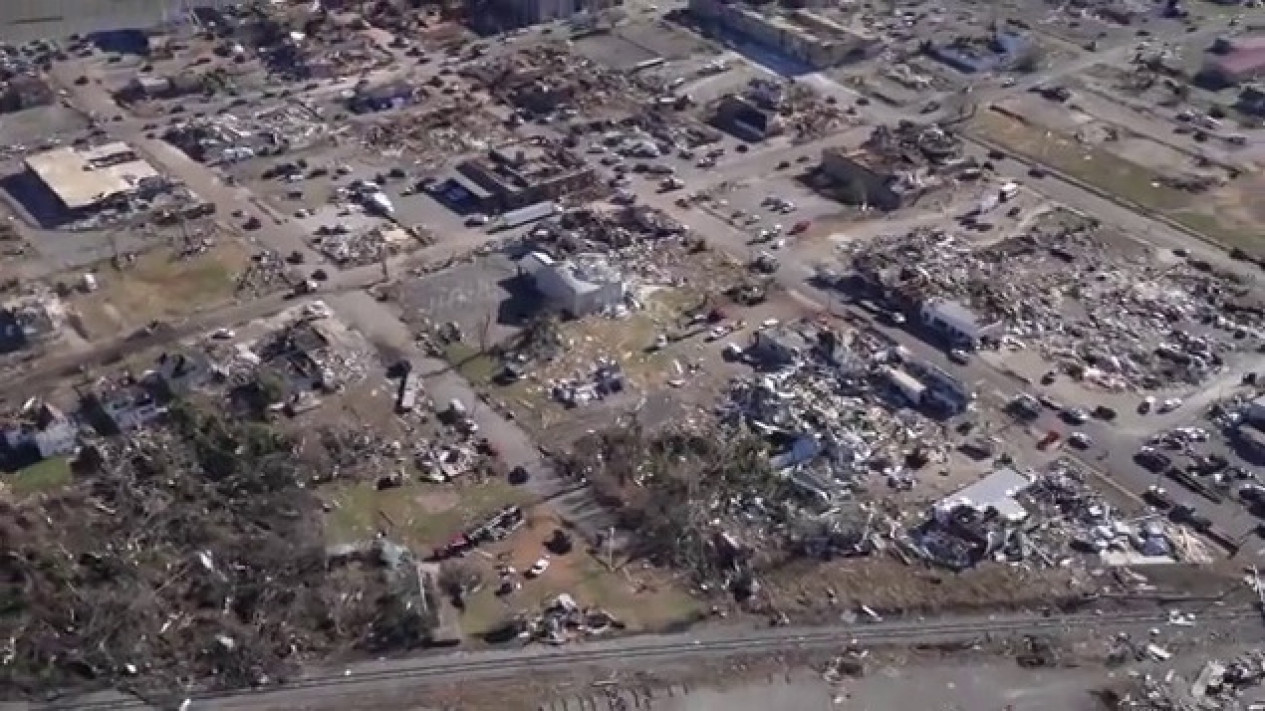 64 Orang Tewas Akibat Terjangan Tornado di Wilayah Kentucky Amerika Serikat
            - galeri foto