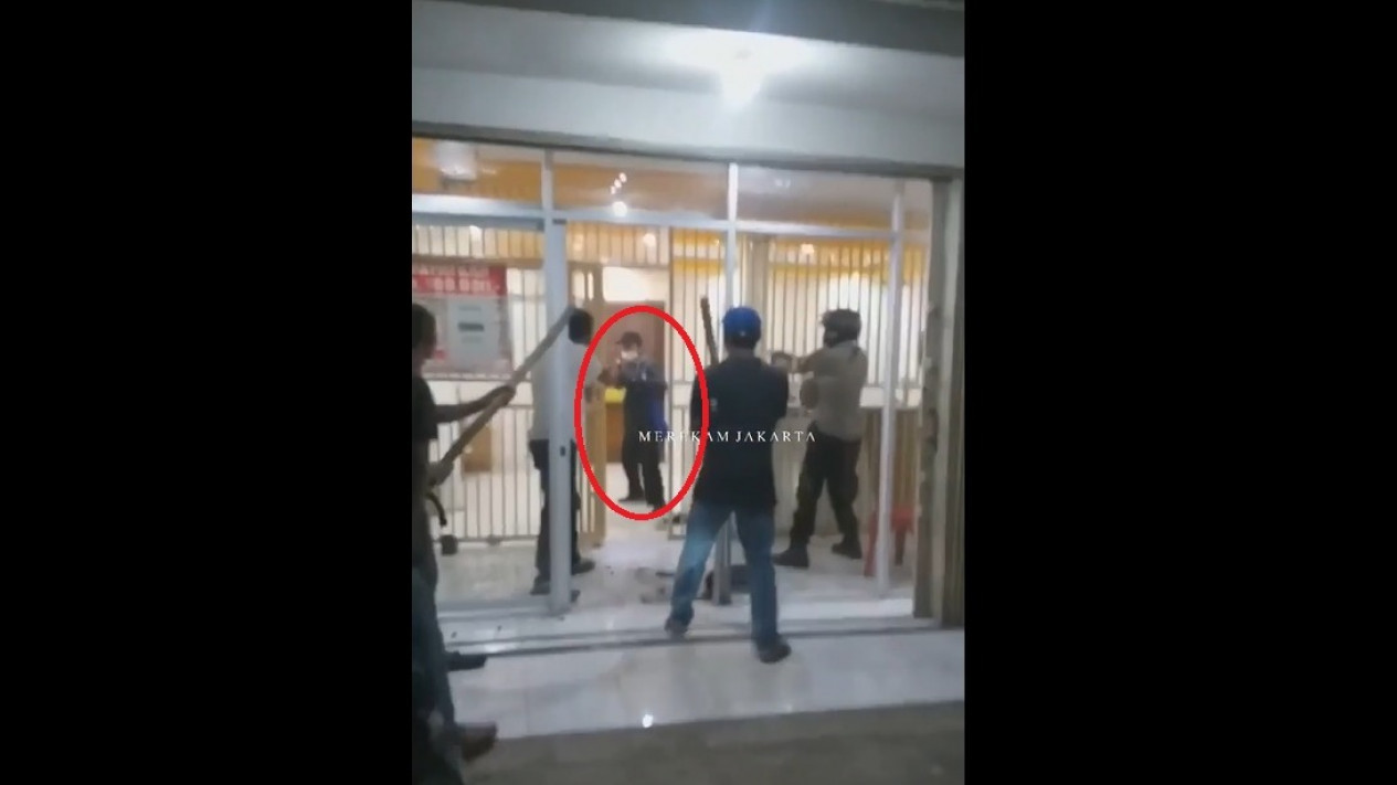 Perampok Toko Gadai Swasta di Jagakarsa Ternyata Pakai Pistol Mainan
            - galeri foto
