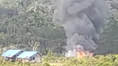 Warga Kampung Wambakom Mengungsi Usai KKB Bakar Bangunan SMP