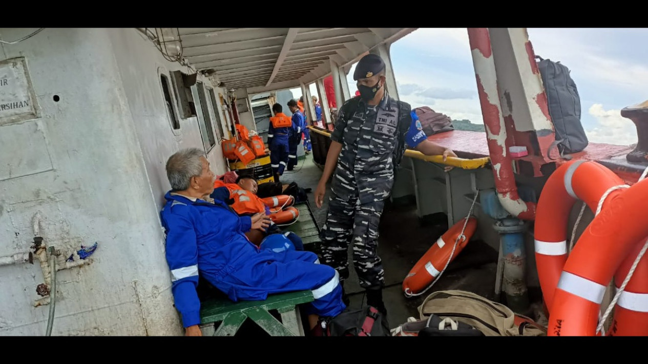 Posmat TNI AL Pulau Besar Awasi Kapal KM Sriwijaya Raya yang Kandas dan Nyaris Tenggelam Akibat Kebocoran
            - galeri foto