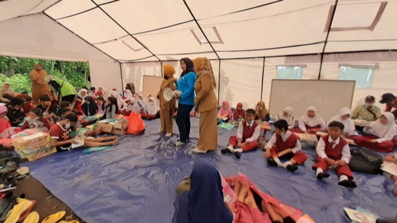 Dinas Pendidikan Kabupaten Lumajang Dirikan Sekolah Darurat Bagi Anak-Anak di Pengungsian
            - galeri foto