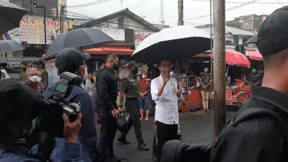 Presiden Joko Widodo Beri Bantuan untuk Pedagang Pasar Kertek Wonosobo