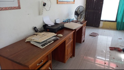 Puluhan Orang Diduga Pendukung Salah Satu Calon Kepala Desa Rusak Kantor Kecamatan Sampaga Mamuju