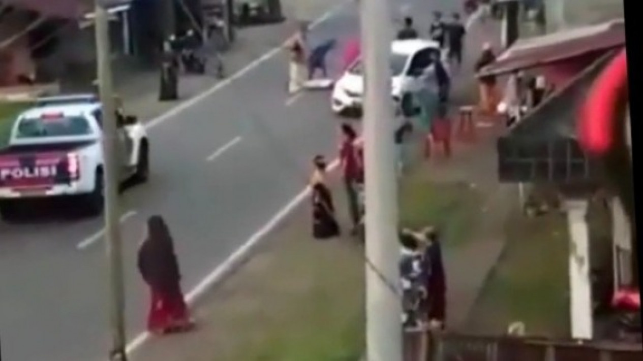 Mobil Patroli Abaikan Kecelakaan Lalu Lintas
            - galeri foto