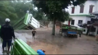 Heboh, Bangunan Ruko di Tepi Sungai Aek Sibontar Roboh