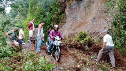 Jalan Lintas Perbatasan Kabupaten Langkat ke Kabupaten Karo Longsor