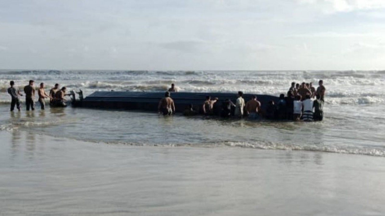 Kapal Pengangkut WNI Terbalik di Perairan Johor Bahru Malaysia, 16 Orang Tewas
            - galeri foto