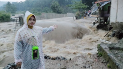 Air Sungai Cidurian di Bogor Meluap