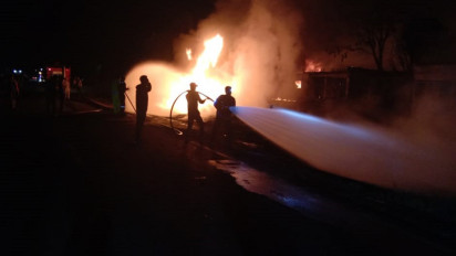 Gudang Penyimpanan BBM di Kecamatan Gelumbang Muara Enim Sumsel Ludes Terbakar