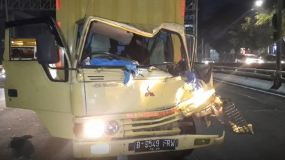 Diduga Sopir Mengantuk, Truk Seruduk Kontainer di Tol Dalam Kota Tebet Jakarta Selatan