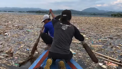 Pemandangan Miris di Waduk Jatigede Sumedang, Jadi Lautan Sampah