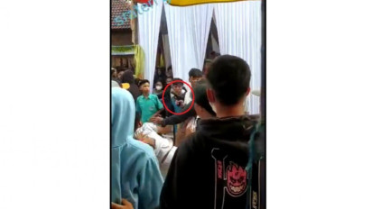 Viral, Pria Todongkan Pistol di Lokasi Hiburan Kuda Lumping di Banyuwangi