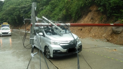 Pohon dan Tiang Listrik Tumbang Timpa Mobil
