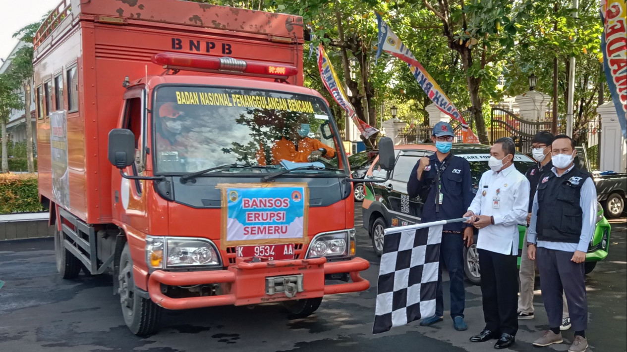 Pemkab dan Masyarakat Pati Kirim Bantuan Sembako bagi Korban Erupsi Gunung Semeru
            - galeri foto
