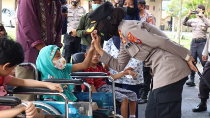 Polres Kulon Progo Beri Bantuan dan Ajak Penyadang Disabilitas ke Tempat Wisata