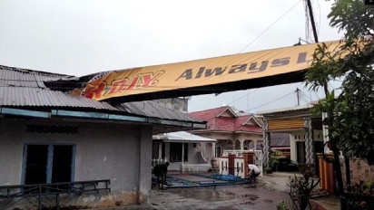 Akibat Hujan Disertai Angin Kencang, Sebuah Papan Reklame Roboh dan Timpa Rumah Warga di Kisaran Asahan
